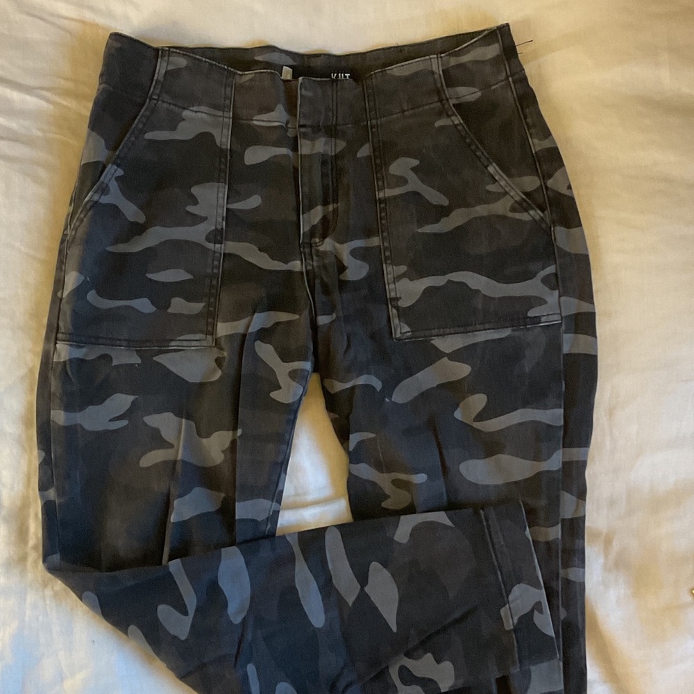 Kut from the Kloth Women's Gray and Black Camo Cropped Pants